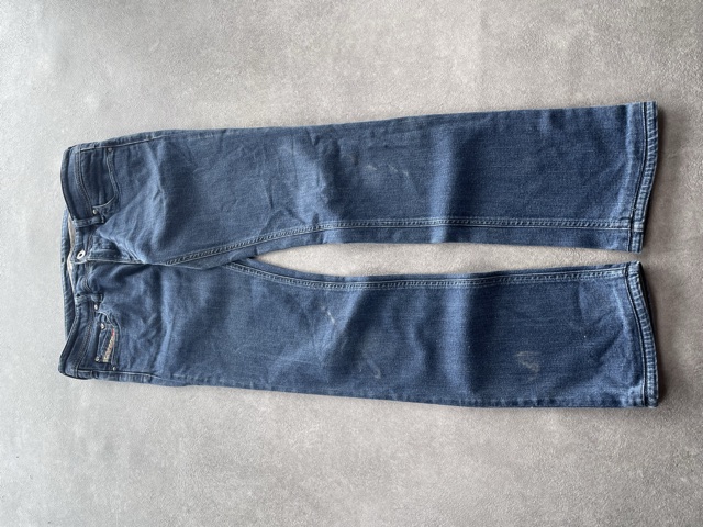 Jean droit bleu délavé
